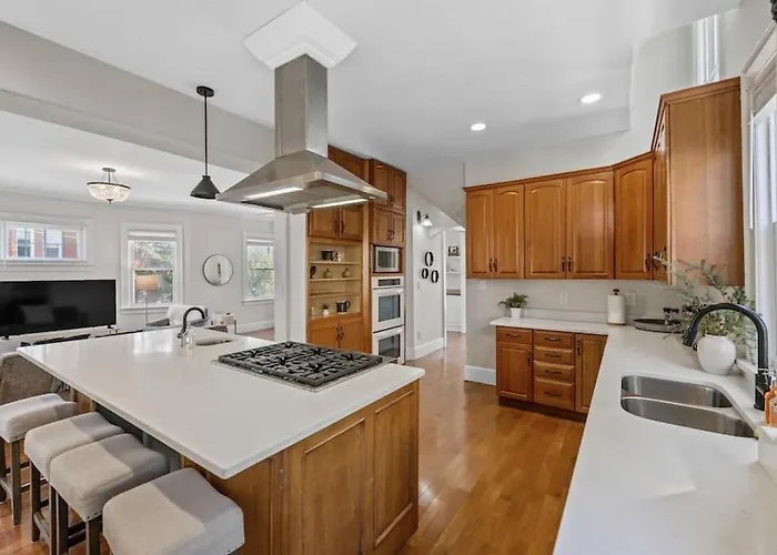 Deluxe 6 Bedroom 3 Min To Downtown W 2-Car Driveway