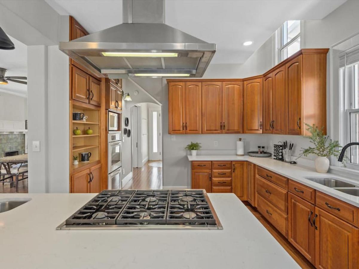Deluxe 6 Bedroom 3 Min To Downtown W 2-car Driveway *