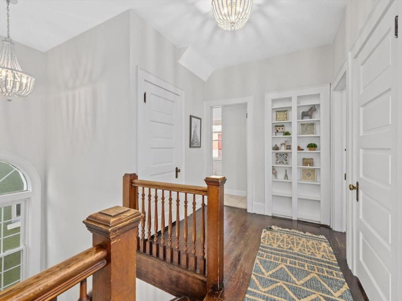 Deluxe 6 Bedroom 3 Min To Downtown W 2-car Driveway