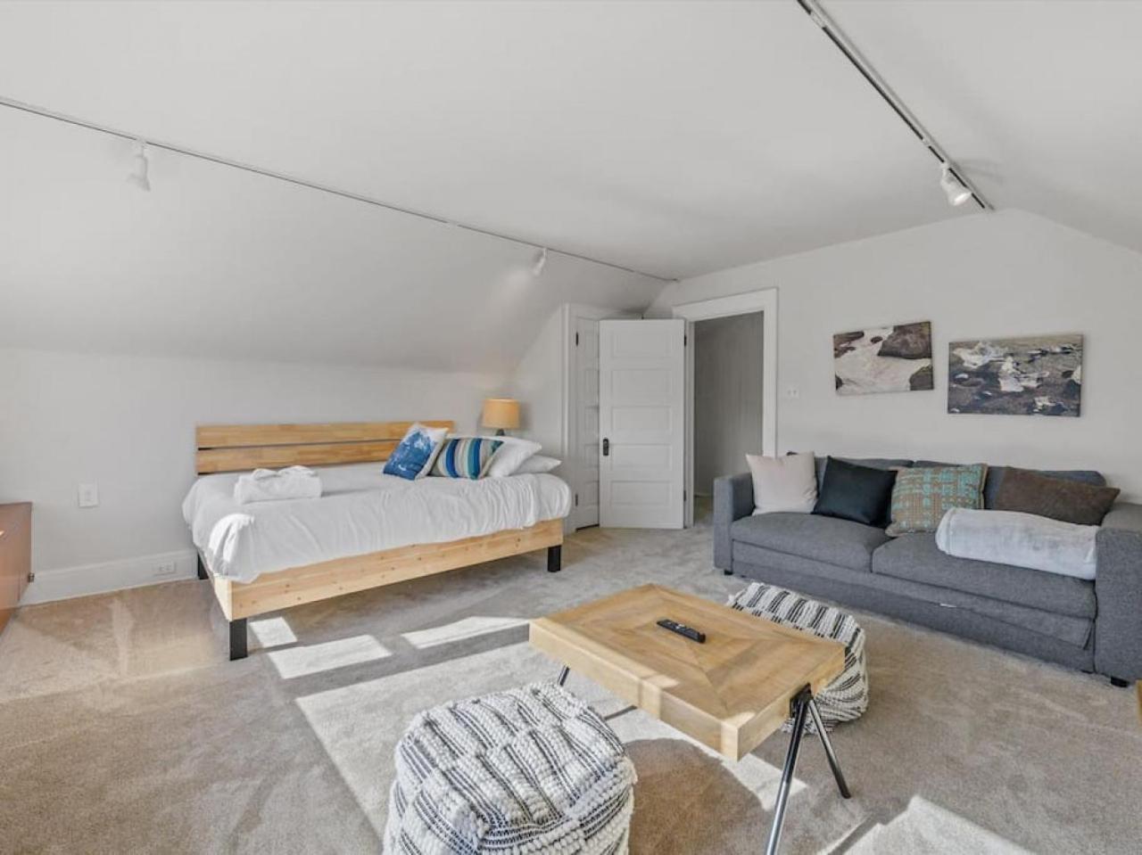 Deluxe 6 Bedroom 3 Min To Downtown W 2-car Driveway Casa de férias *