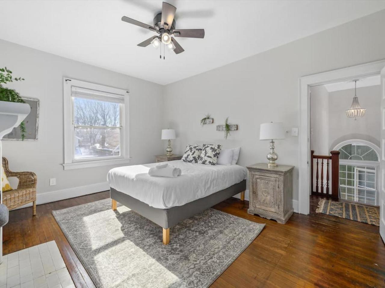 Casa de férias Deluxe 6 Bedroom 3 Min To Downtown W 2-car Driveway *